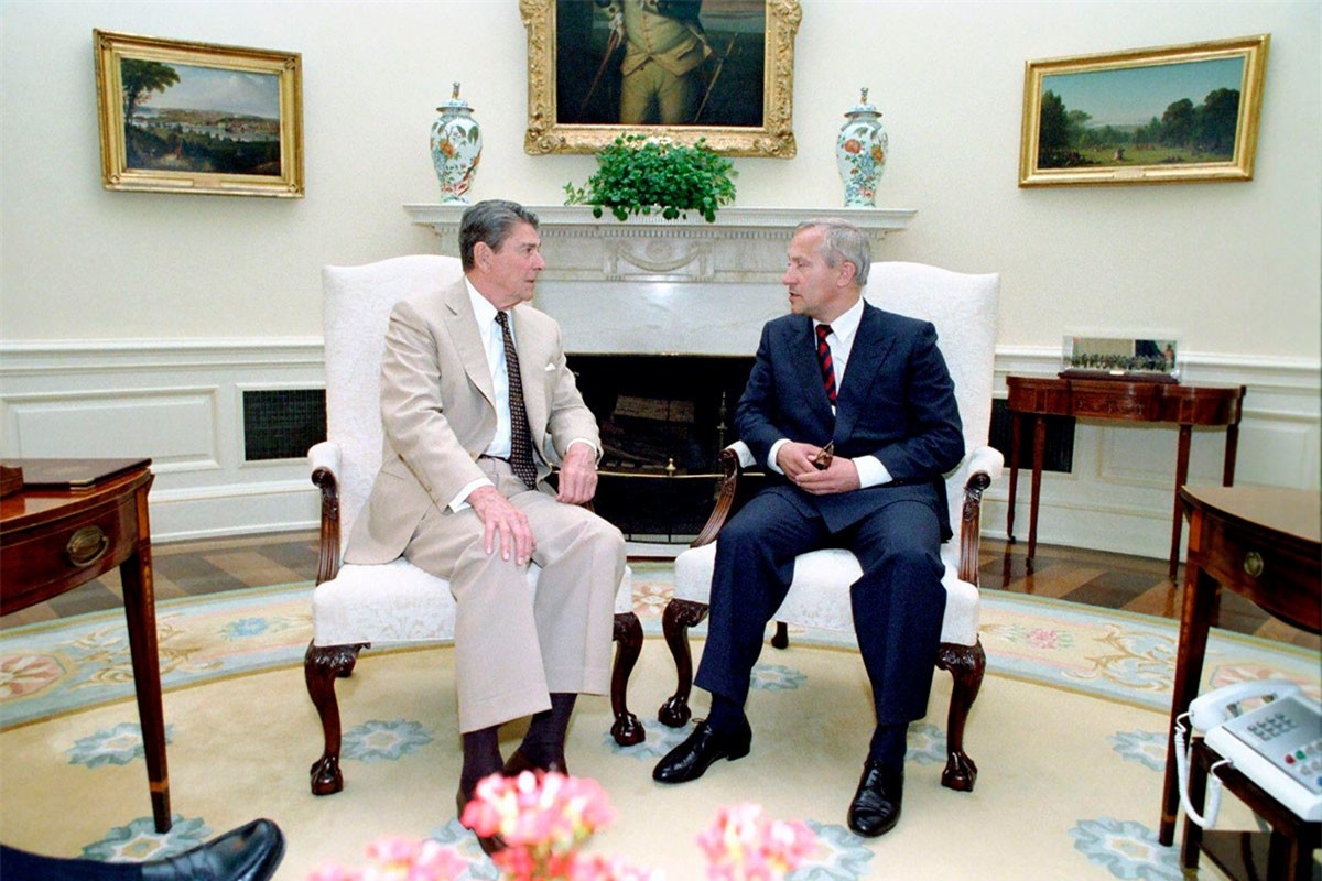 Tổng thống Mỹ Ronald Reagan gặp Oleg Gordievsky ngày 21/7/1987. Ảnh: Legion Media