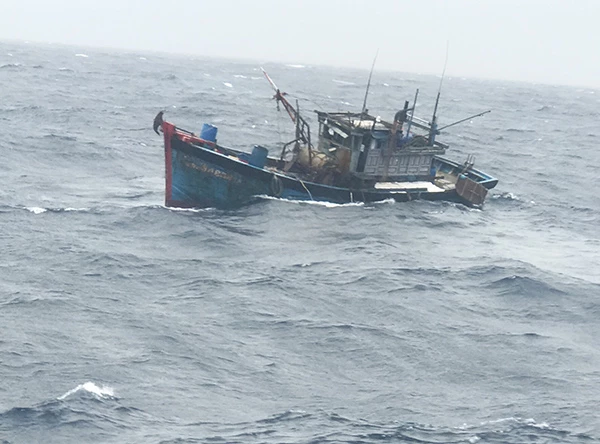 Tàu cá QNa 94808 TS bị chìm ngay tại hiện trường