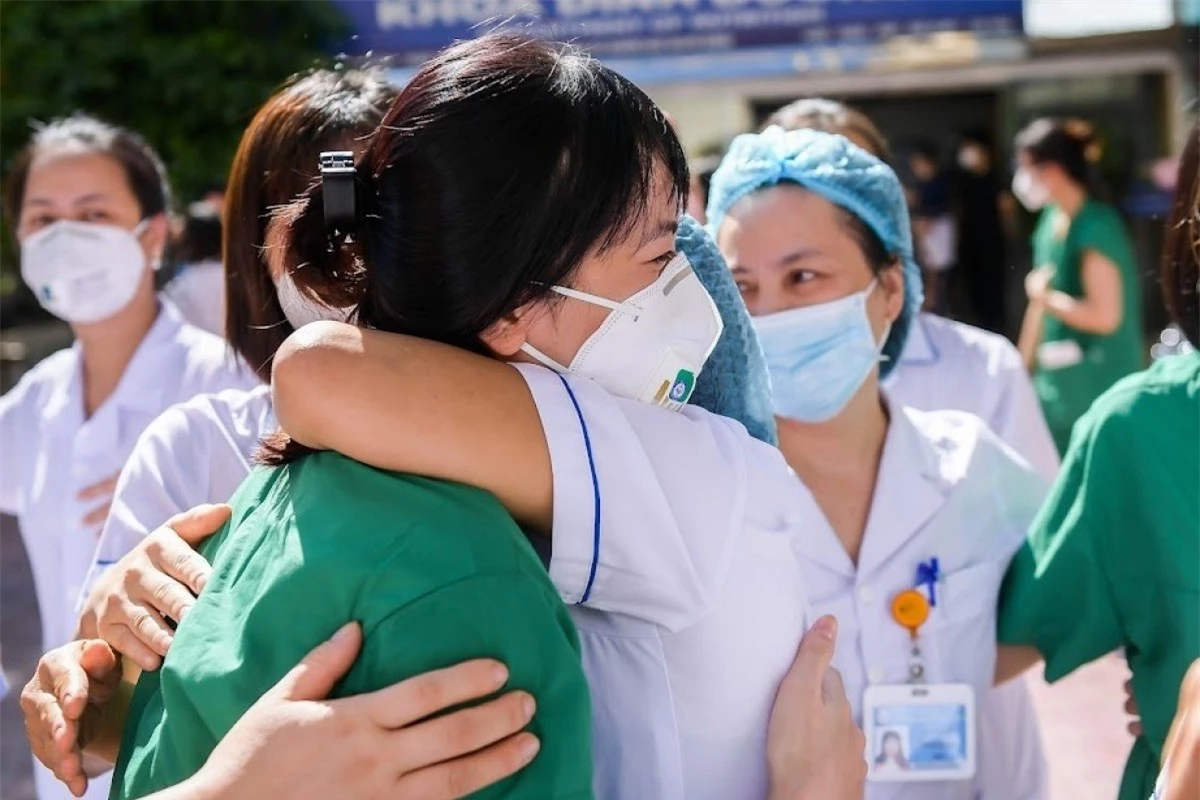 Nhân viên y tế Bệnh viện Phụ sản Trung ương chia tay đồng nghiệp để vào Nam chống dịch.