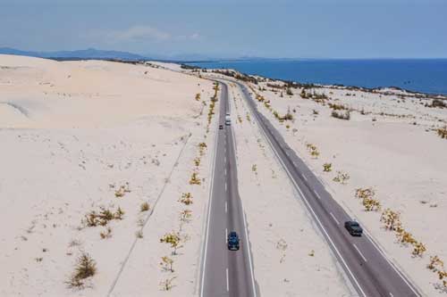 Ngắm sắc trắng ảo diệu phủ đầy cung đường ven biển đẹp bậc nhất Việt Nam