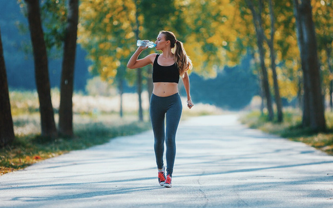 4 bài tập đi bộ tại chỗ chỉ 20 phút giúp bạn giảm mỡ bụng, săn chắc cơ thể cực hiệu quả