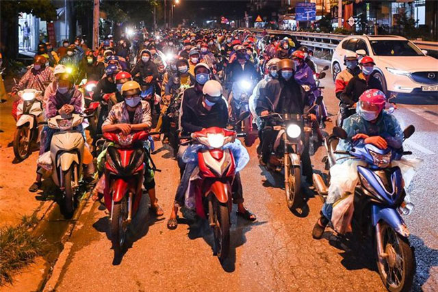 Đoàn người từ Bình Dương về quê đi qua Hà Nội trong đêm