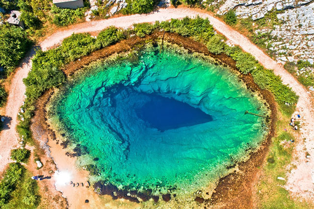 Choáng ngợp vẻ đẹp siêu thực của hồ nước được mệnh danh ‘Con mắt của Trái Đất’