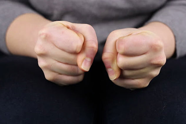 Nắm chặt ngón tay 5 giây, biết ngay lục phủ ngũ tạng có bệnh hay không: Đau ngón giữa có thể là bệnh tim