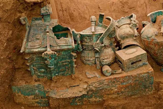 Lão nông đi đào khoai bỗng thấy mặt đất 'chảy máu', cảnh sát vội tìm tới hiện trường: Phong tỏa toàn bộ khu vực này!