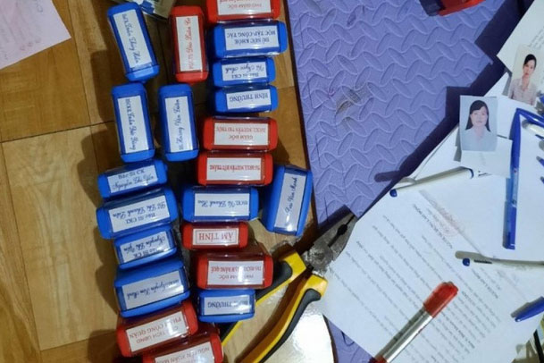 Khởi tố nhóm đối tượng làm giả con dấu, giấy khám sức khỏe