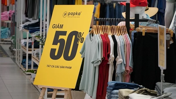 Anh Hoàng Văn Tuấn, quản lý quầy hàng quần áo trong siêu thị Lotte cho biết, lượng khách đang giảm đáng kể lên đến 80% so với thời điểm trước dịch. Còn doanh thu tại quầy gần như không có nhưng vẫn phải mở bán để cầm cự”.
