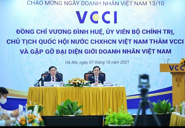 Chủ tịch Quốc hội Vương Đình Huệ (bên trái) trong buổi làm việc với VCCI và gặp gỡ đại diện giới doanh nhân vào chiều 7/10/2021.