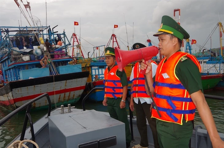 Kêu gọi, hướng dẫn tàu thuyền thoát ra khỏi khu vực nguy hiểm hoặc về nơi tránh trú an toàn.