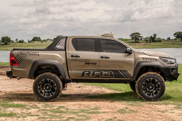Cận cảnh Toyota Hilux cơ bắp, hầm hố với gói phụ kiện thân rộng
