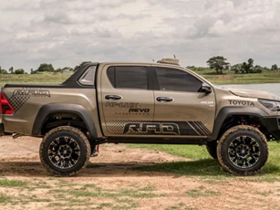 Cận cảnh Toyota Hilux cơ bắp, hầm hố với gói phụ kiện thân rộng