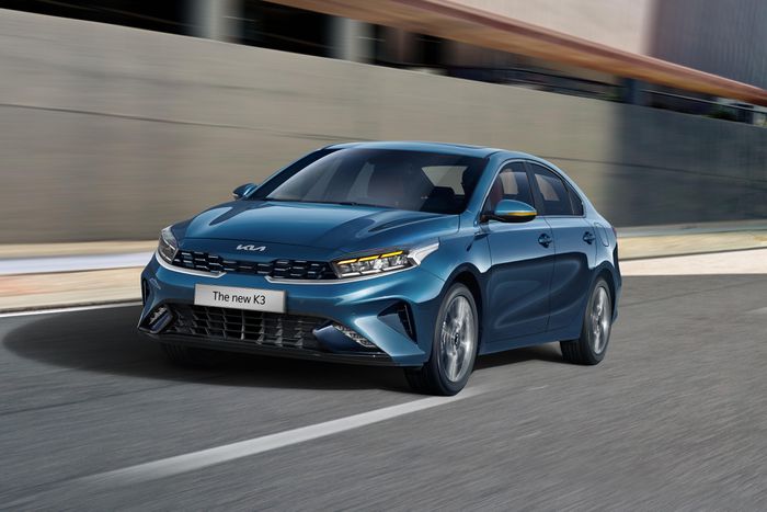 Giá lăn bánh 3 mẫu sedan hạng C số tự động rẻ nhất thị trường