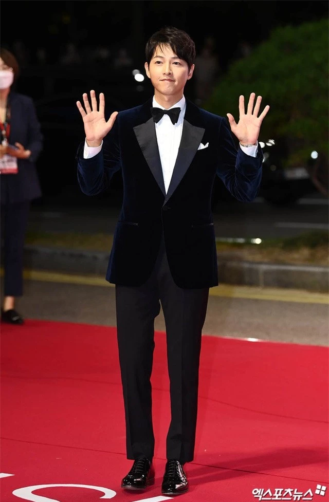 Dàn sao rực rỡ đổ bộ thảm đỏ lễ khai mạc Liên hoan phim quốc tế Busan 2021 - Ảnh 1.