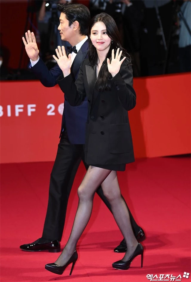Dàn sao rực rỡ đổ bộ thảm đỏ lễ khai mạc Liên hoan phim quốc tế Busan 2021 - Ảnh 8.