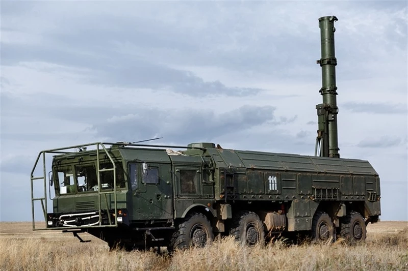 Theo tướng Mỹ, đạn 9M729 chính là bản mặt đất của tên lửa Kalibr-NK. Tên lửa được thống nhất hóa về hầu hết các cụm thiết bị chính. 9M729 được trang bị hệ điều khiển và dẫn đường dựa trên quán tính với cảm ứng Doppler điều chỉnh góc tấn công theo hệ thống định vị vệ tinh Glonass và GPS.
