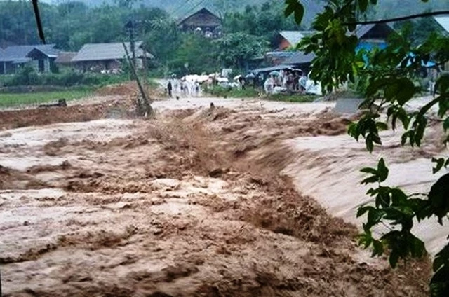 Chủ động bố trí lực lượng, phương tiện tại các khu vực có nguy cơ cao xảy ra ngập lụt, lũ quét, sạt lở đất, nhất là tại các khu vực đã từng xảy ra ngập lụt, sạt lở đất năm 2020 để kịp thời triển khai công tác sơ tán dân cư, cứu hộ, cứu nạn và khắc phục nhanh hậu quả bão, lũ.