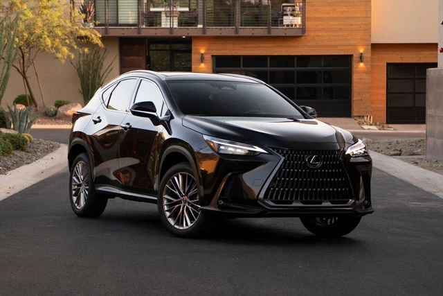 Lexus NX 2022.