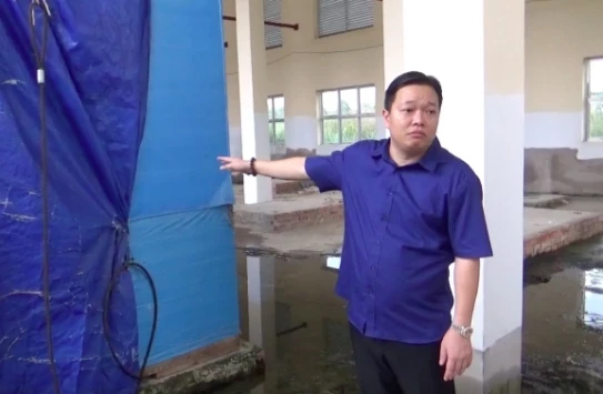 Ông Nhân bên thiết bị đắp chiếu, xuống cấp của nhà máy chế biến nông thủy sản Tây Nam tại huyện Vị Thanh, tỉnh Hậu Giang.  