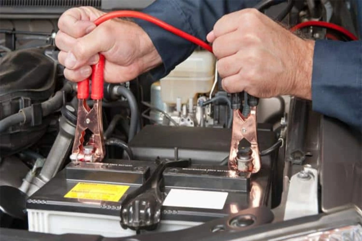 Khởi động xe sau nhiều ngày không sử dụng có thể cần phải kích điện. Ảnh: Theautojohnny Khởi động xe sau nhiều ngày không sử dụng có thể cần phải kích điện. Ảnh: Theautojohnny