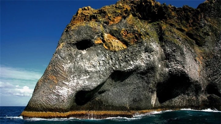 Tảng đá hệt như con voi khổng lồ nổi giữa biển - Tuyệt tác của mẹ thiên nhiên - 4