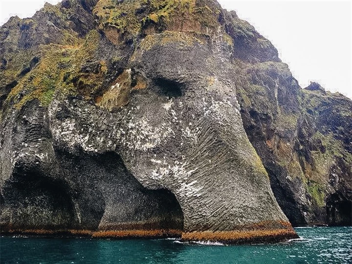 Tảng đá hệt như con voi khổng lồ nổi giữa biển - Tuyệt tác của mẹ thiên nhiên - 5