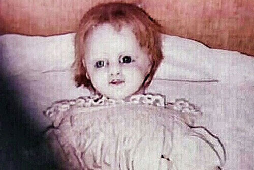 "Búp bê ma ám" từng thuộc về bé gái chết vì dịch bệnh, chỉ một người chụp được ảnh