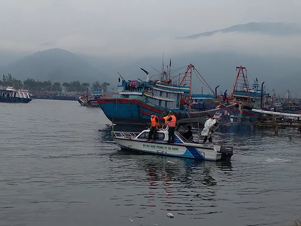 Lực lượng BĐBP Đà Nẵng kiểm tra tàu thuyền vào tránh trú bão trong Âu thuyền Thọ Quang về đảm bảo yêu cầu phòng chống dịch COVID-19