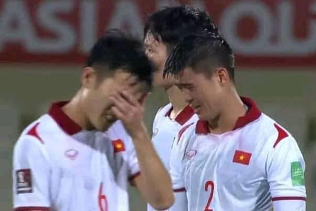Duy Mạnh, Thanh Bình khóc nấc sau thất bại của ĐT Việt Nam trước Trung Quốc