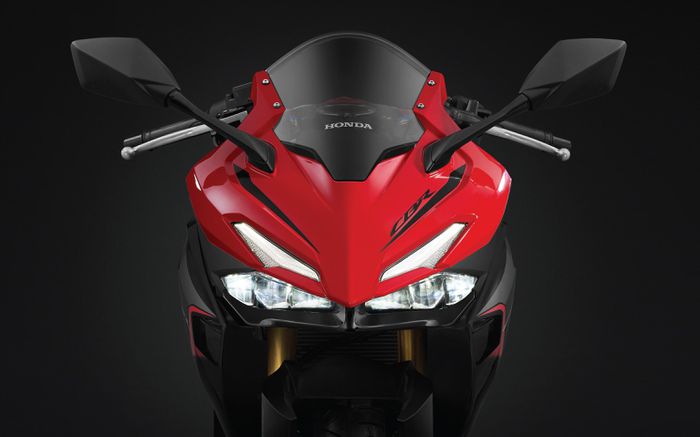 Honda CBR150R có đủ sức để cạnh tranh với Yamaha YZF-R15?