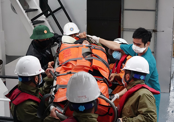 Đà Nẵng: Cứu khẩn cấp bệnh nhân tai biến trên đảo Cù Lao Chàm đang bị cô lập do bão số 7