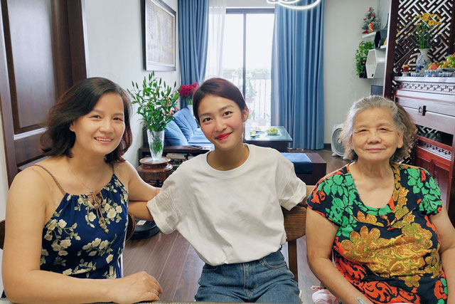 Thanh Sơn khoe ảnh Khả Ngân tới thăm nhà, chụp cùng bà và mẹ mình, dàn sao Việt ủng hộ "chốt đơn" phim giả tình thật