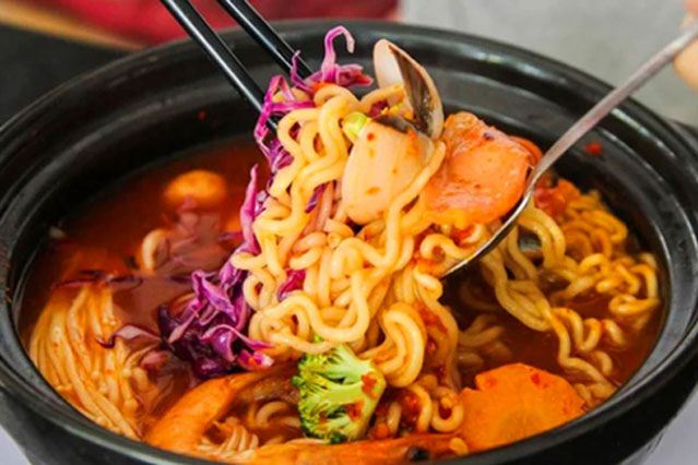 4 thói quen ăn uống sai lầm mà bạn cần tránh trước khi đi ngủ