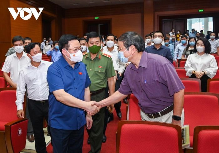 Chủ tịch Quốc hội Vương Đình Huệ tiếp xúc cử tri tại thành phố Hải Phòng