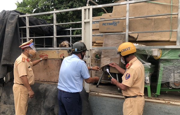 Tiền Giang: Tạm giữ toàn bộ lô hàng kim khí điện máy trị giá gần 350 triệu đồng trên xe 'luồng xanh"
