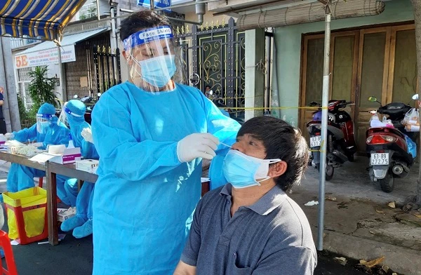 Nhân viên y tế lấy mẫu xét người tầm soát cho người dân ở Tiền Giang. 