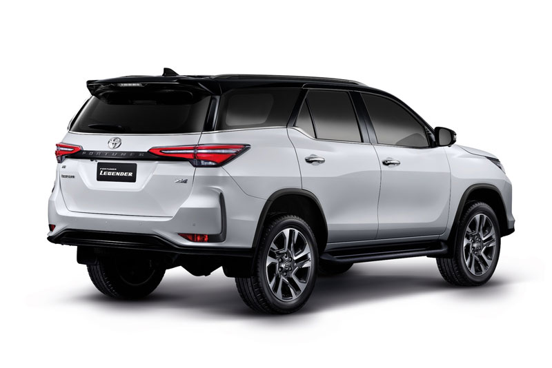 Toyota Fortuner giảm giá mạnh, cạnh tranh với Hyundai Santa Fe