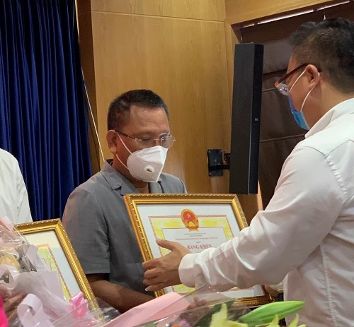 UBND TP Vũng Tàu tuyên dương , ông Hoàng Đức Thảo - Công ty CP Khoa học-Công nghệ Việt Nam (Busadco) UBND TP Vũng Tàu tuyên dương , ông Hoàng Đức Thảo - Công ty CP Khoa học-Công nghệ Việt Nam (Busadco)