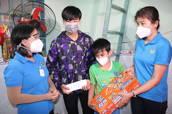 H&#x1A1;n 2.000 tr&#x1EBB; m&#x1ED3; c&#xF4;i, kh&#xF4;ng n&#x1A1;i n&#x1B0;&#x1A1;ng t&#x1EF1;a do d&#x1ECB;ch COVID-19 c&#x1EA7;n gi&#xFA;p &#x111;&#x1EE1;