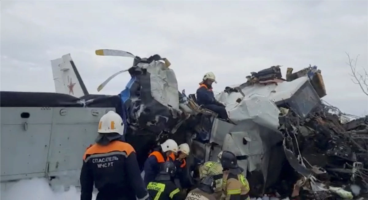 Lực lượng cứu hộ tại hiện trường vụ rơi máy bay. Nguồn: BộTình trạng khẩn cấp Nga/Reuters