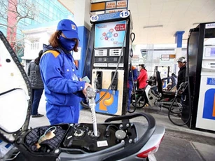 Giá xăng dự báo tăng mạnh vào ngày mai