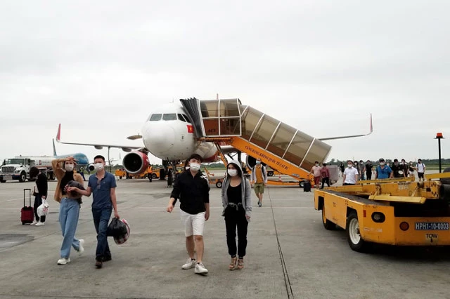 Hành khách đến sân bay Cát Bi, Hải Phòng. Ảnh: Giang Chinh.