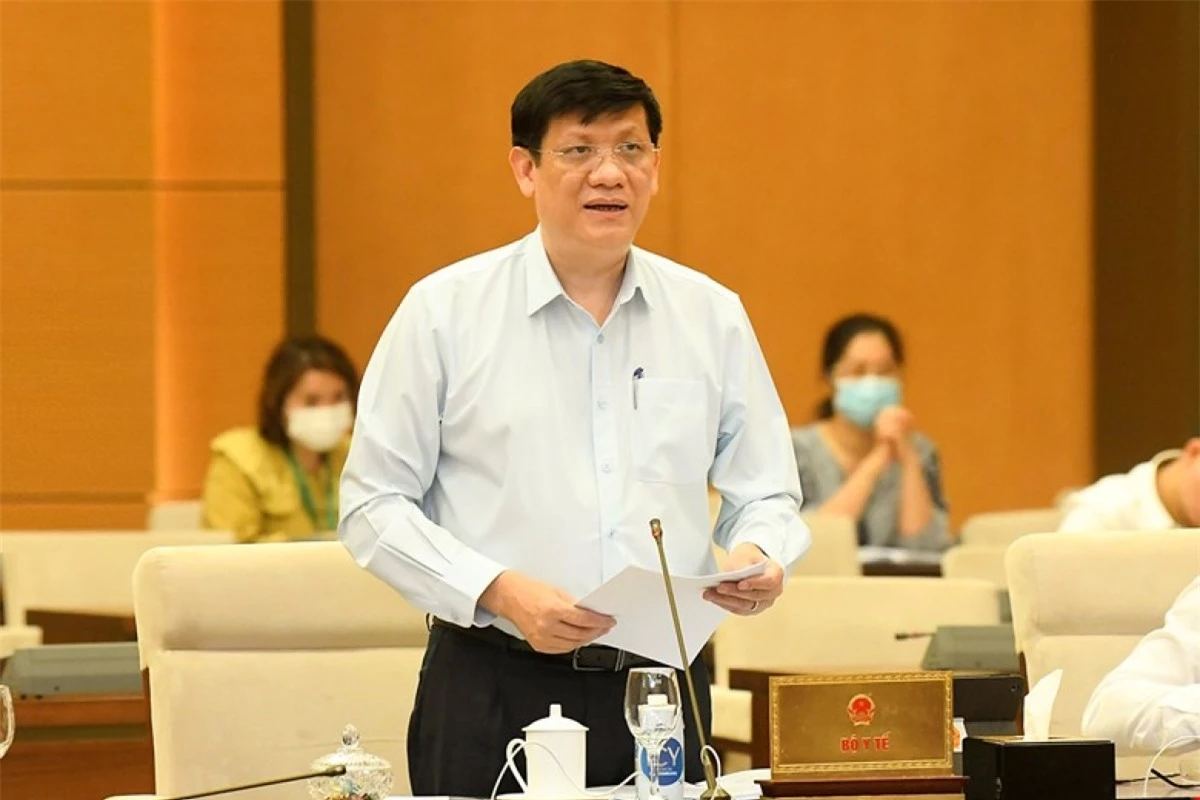 Bộ trưởng Bộ Y tế Nguyễn Thanh Long trình bày báo cáo tại phiên họp