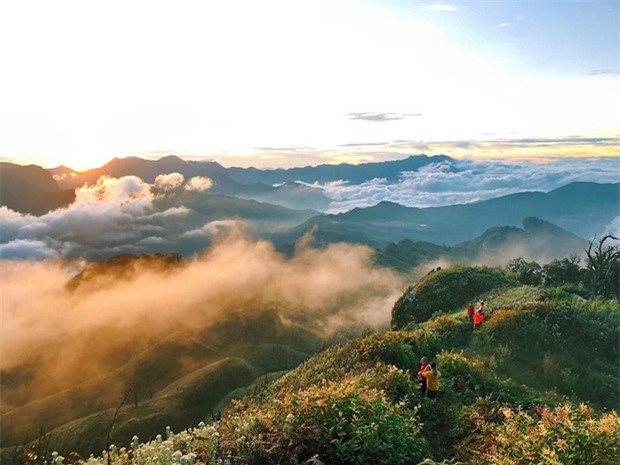 Săn mây ở đỉnh Lảo Thẩn đẹp ngỡ bồng lai tiên cảnh chốn nhân gian