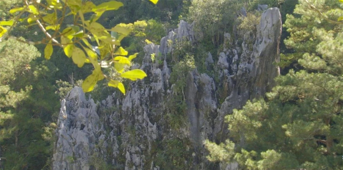 cung kham tuc le cua mot toc nguoi philippines treo thi the nguoi chet ben vach nui