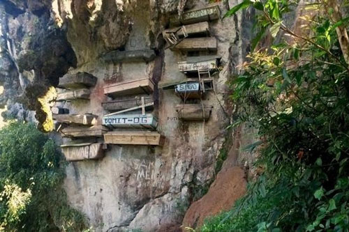 Tìm hiểu tục lệ của một tộc người Philippines treo thi thể người chết bên vách núi