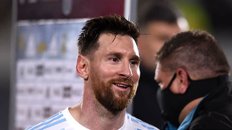 Messi lập kỷ lục sau bàn thắng khó tin vào lưới Uruguay