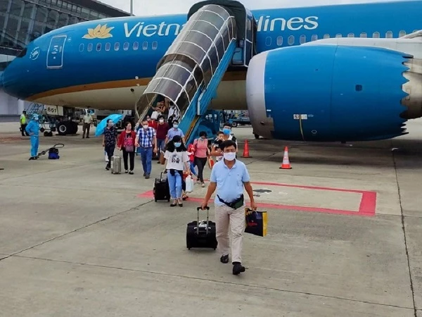 Hà Nội bỏ quy định hành khách đi máy bay từ TP Hồ Chí Minh phải cách ly tập trung 7 ngày.