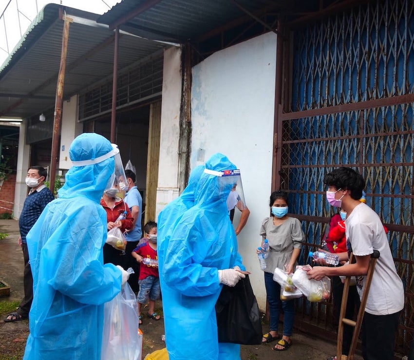 Tỉnh Đoàn Bình Phước cùng các nhà hảo tâm "tiếp sức" hàng chục nghìn công dân về quê tránh dịch