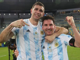 Messi chỉ trích Arsenal bán 'một trong những thủ môn xuất sắc nhất thế giới'
