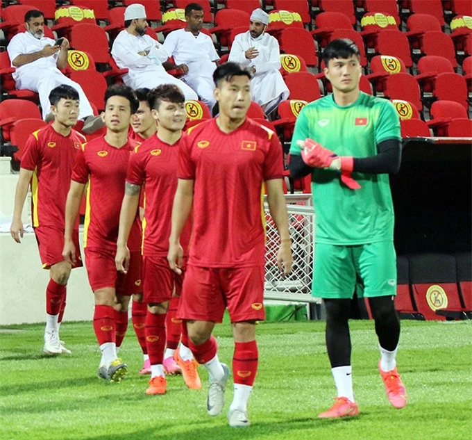 Đội tuyển Việt Nam có buổi tập trên sân chính Sultan Qaboos vào tối qua. Đây là sân vận động sẽ được sử dụng trong trận đấu giữa Việt Nam và Oman vào tối nay 